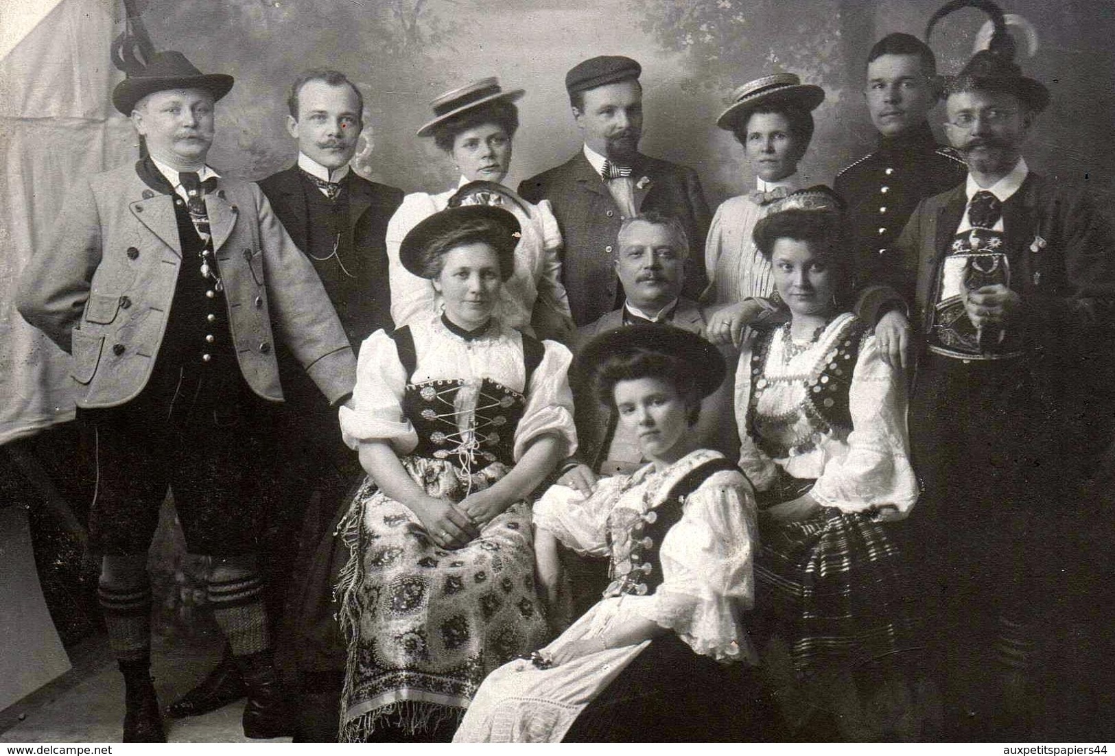 Grand Tirage Photo Albuminé Cartonné CDV Bruno Riedel 1878-1937 De Leipzig - Groupe Familial En Costumes Traditionnels - Alte (vor 1900)