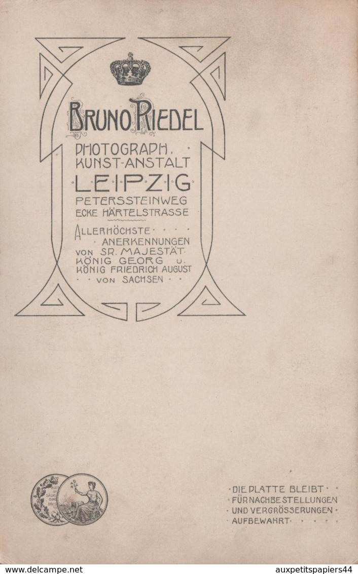 Grand Tirage Photo Albuminé Cartonné CDV Bruno Riedel 1878-1937 De Leipzig - Groupe Familial En Costumes Traditionnels - Alte (vor 1900)