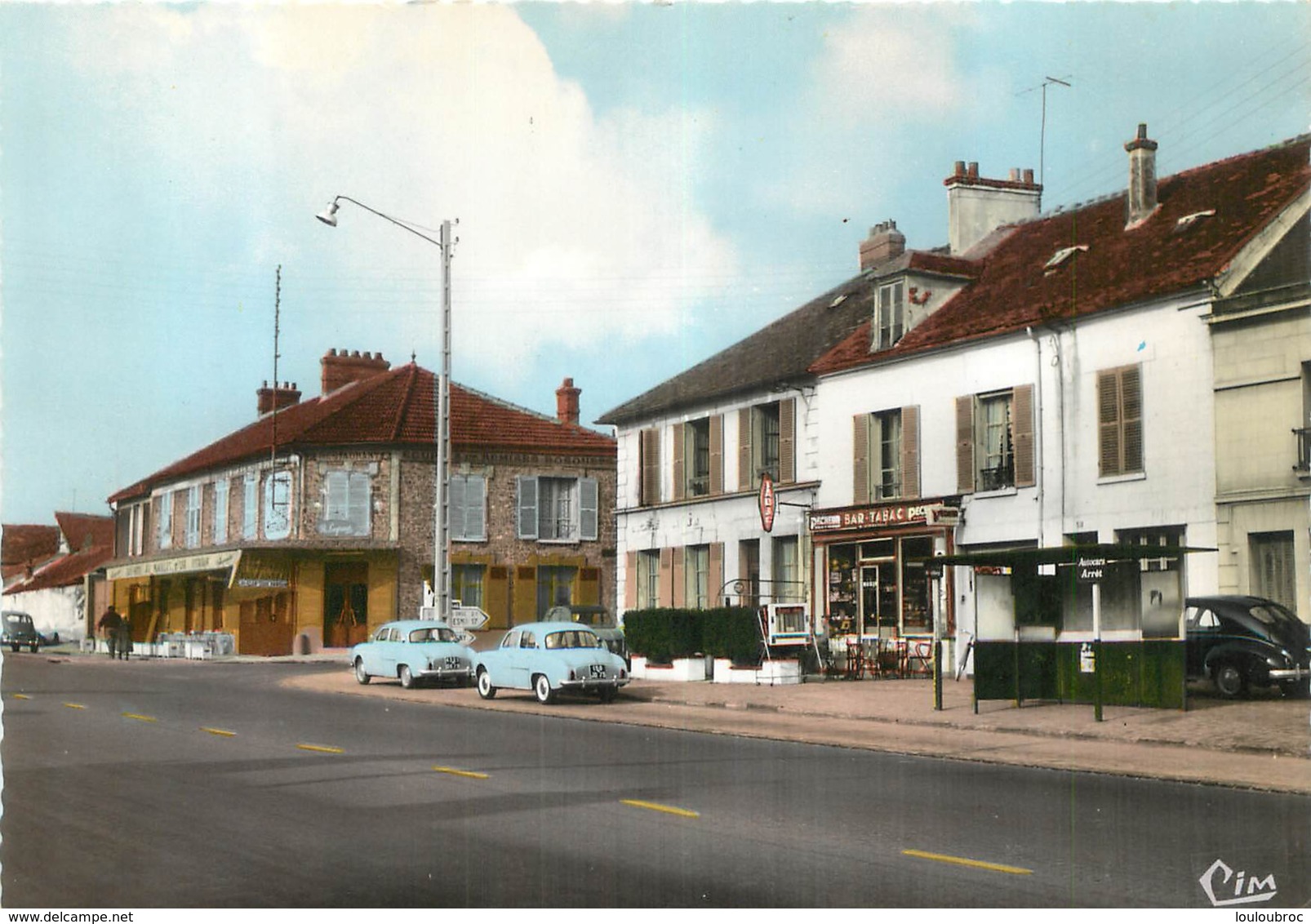 MONTLHERY ROUTE D'ORLEANS  AVEC VIEILLES AUTOS DEVANT LE TABAC - Montlhery