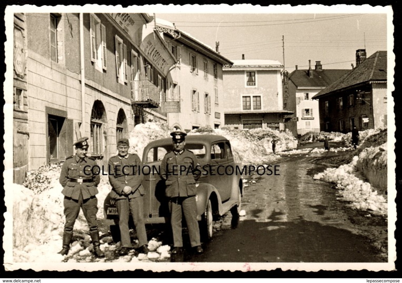 LES ROUSSES - OFFICIERS ALLEMANDS DEVANT LE RESTAURANT LA REDOUTE GRANDE RUE ( PASTEUR ) ET LEUR VOITURE VERS 1940 - Autres & Non Classés