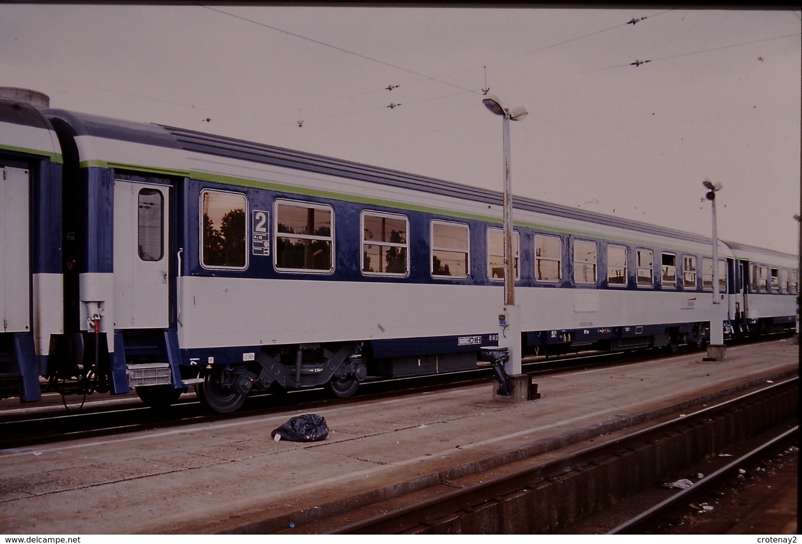 Photo Diapo Diapositive Slide Wagon Voitures SNCF De 2ème Classe Le 22/06/2000 VOIR ZOOM - Diapositives