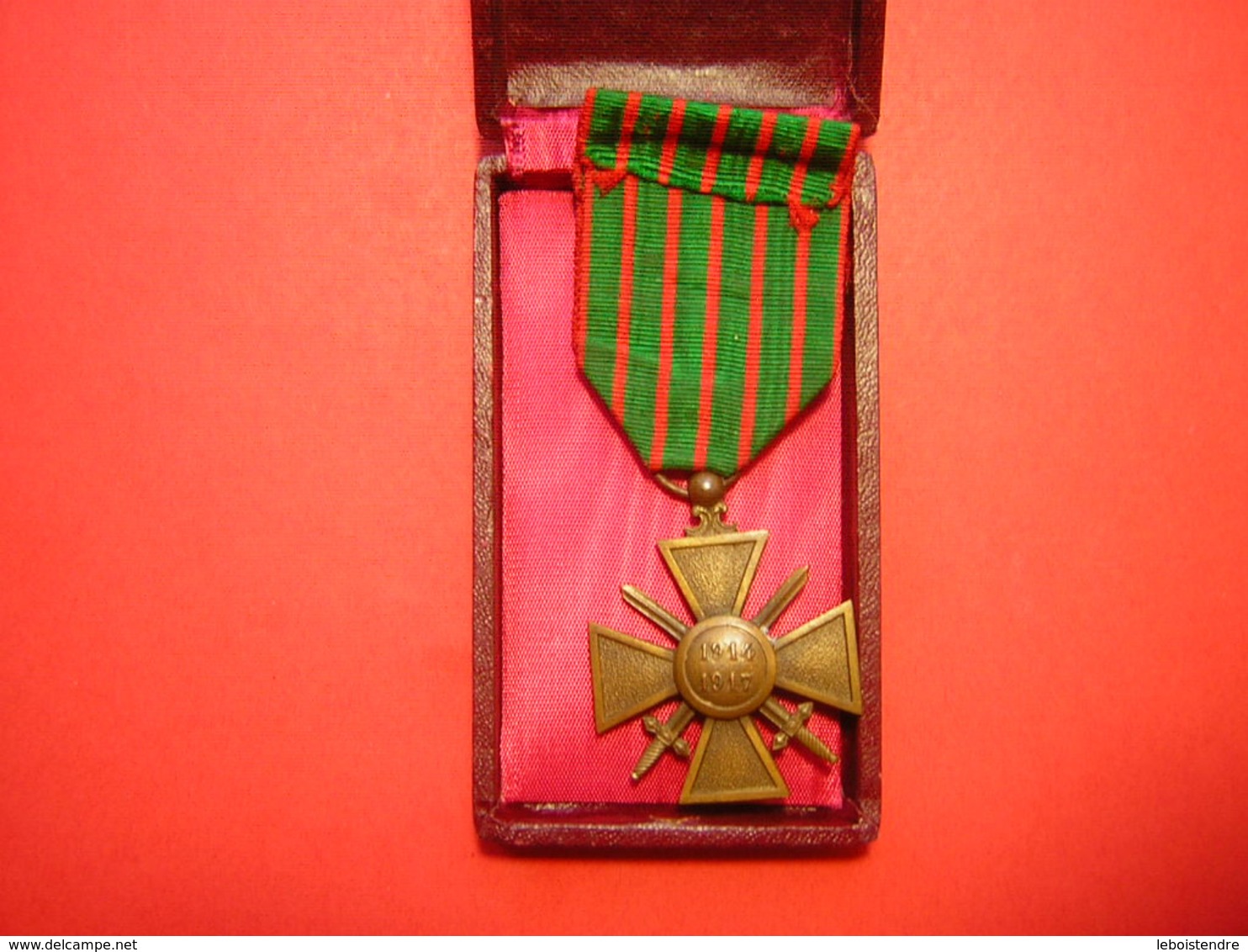 UNE MEDAILLE CROIX DE GUERRE UN LAURIER 1914 1917 DANS SA BOITE - Frankrijk