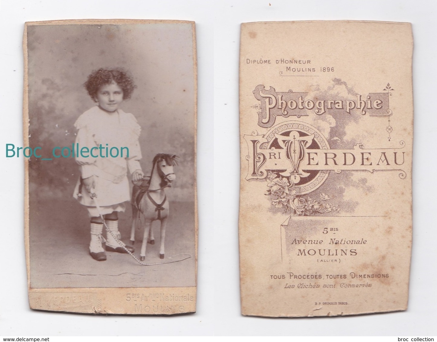 Photo Cdv D'une Fillette Et Son Cheval De Bois, Photographe Henri Verdeau, Moulins, Enfant, Jouet - Anonymous Persons