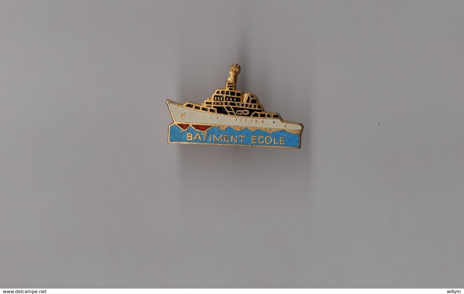 Pin's Armée / Bateau Batiment école De La Marine (EGF Doré) Longueur: 2,6 Cm - Militaria