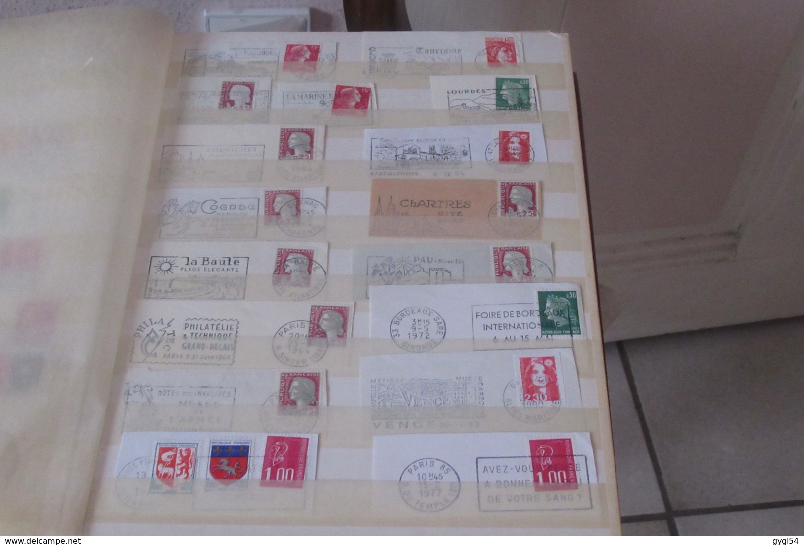 France et Suisse dans un classeur de  32 pages  lot, de timbres oblitérés et Flammes   33   scans