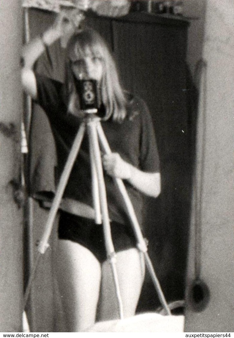 Photo Originale Pin-Up Sexy, Photographe Amatrice En Petite Culotte Et Boitier Ricohflex Sur Pied, Appareil Photo 1970's - Pin-Ups