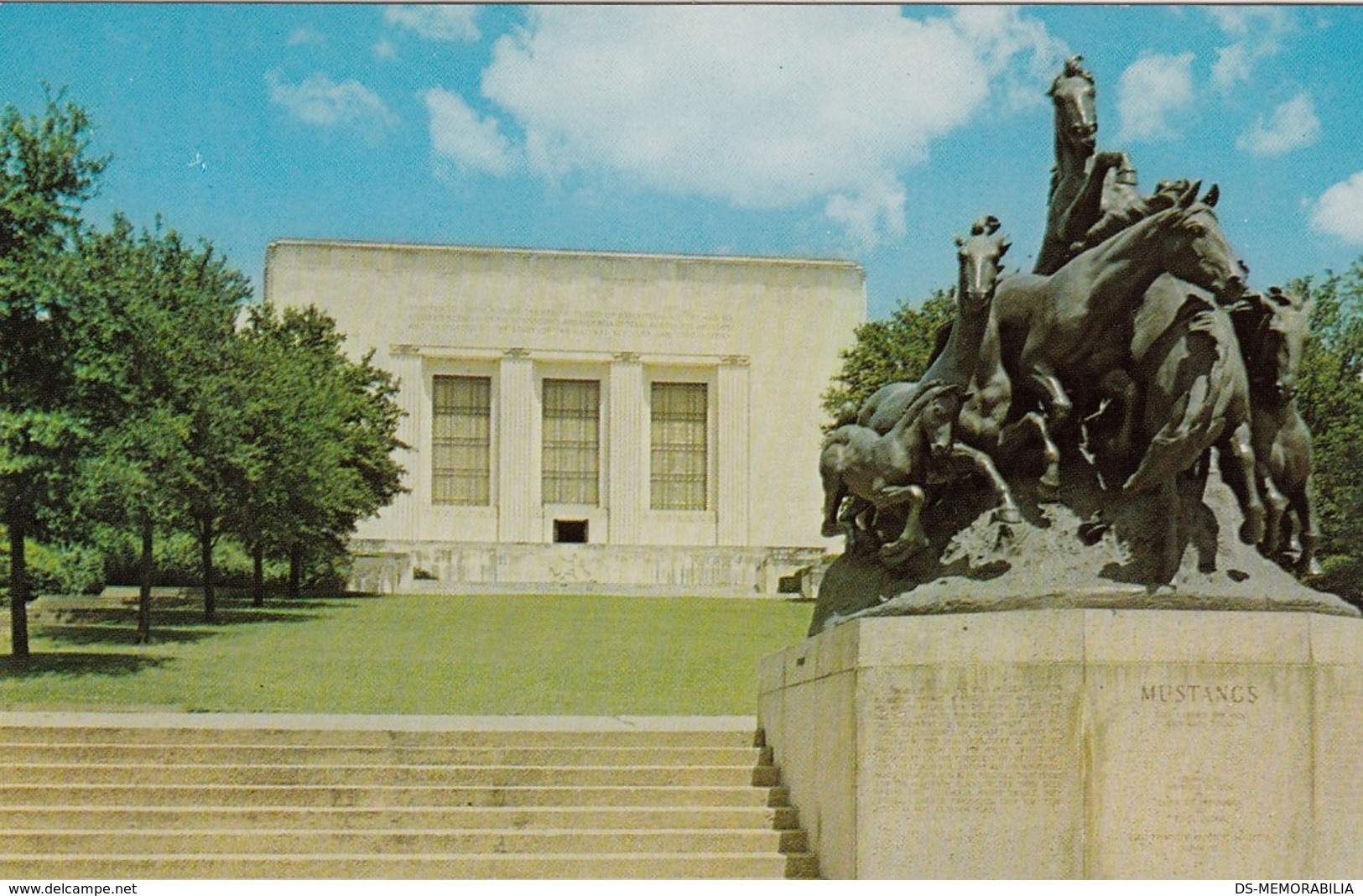 AUSTIN TX - MUSTANGS MONUMENT ,UNIVERSITY OF TEXAS POSTCARD - Austin