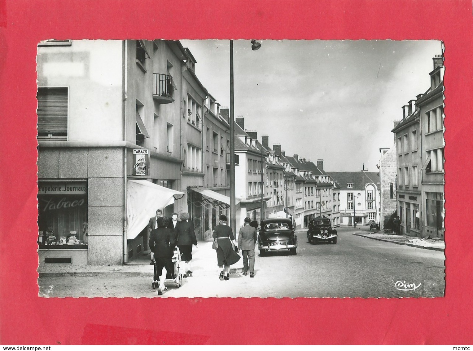 CPSM Petit Format -  Le Creusot   -(S. Et L. )  -  Rue Maréchal Leclerc -(auto , Voiture Peugeot 202 ) - Le Creusot