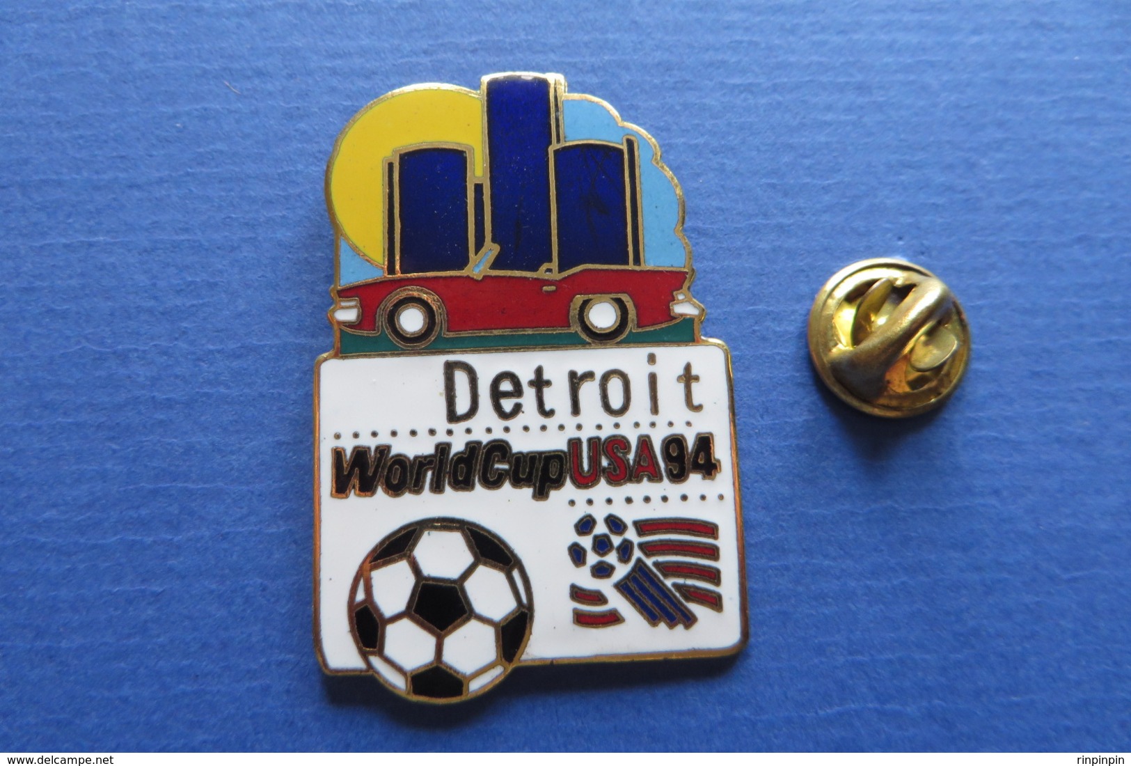 2 Pin's,Sport,WORLD CUP USA 94,DETROIT,mascotte,ball,soccer,ville,monument,auto,soleil - Football