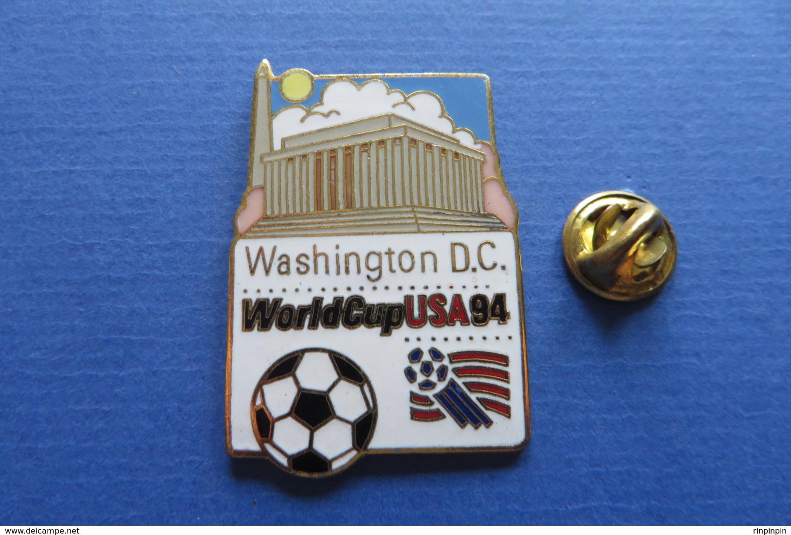 2 Pin's,Sport,WORLD CUP USA 94,WASHINGTON D.C.,DALLAS,mascotte,ball,soccer,ville,monument - Fussball