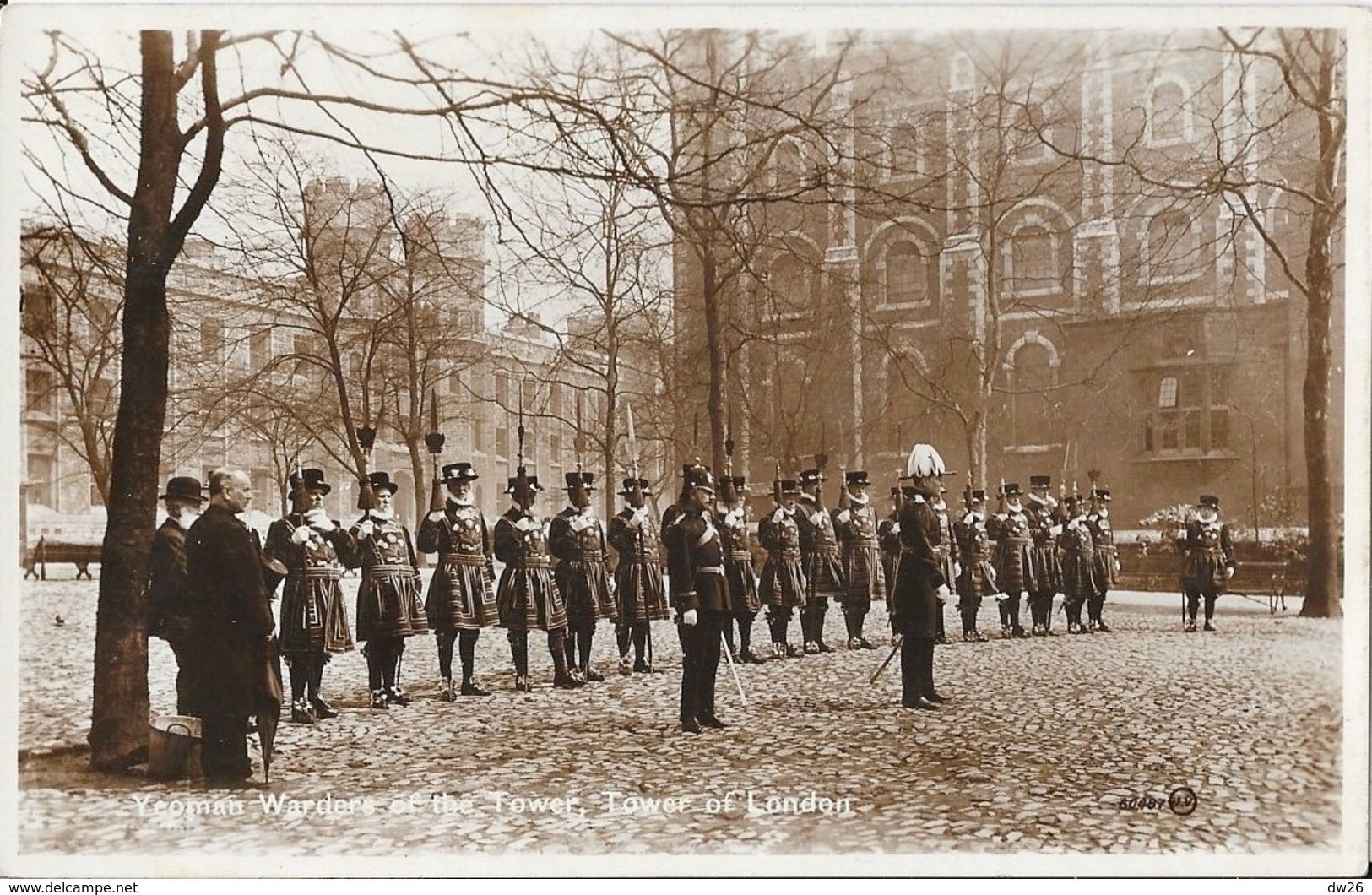 Tower Of London - Temoman Warders Of The Tower - Valentine's Post Card Not Circulated - Manchester