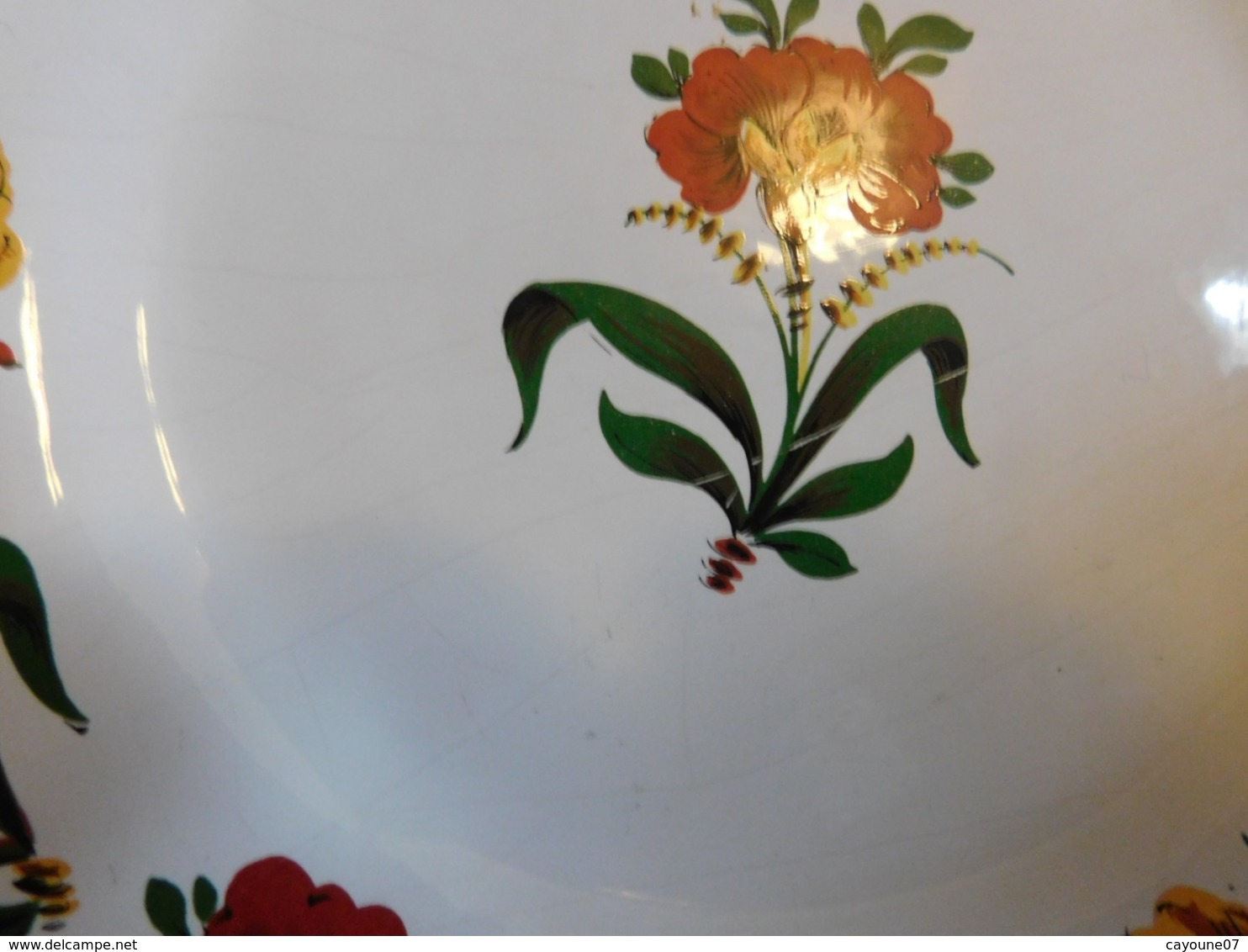 Assiette à bords chantournés  en faïence Bouc Cérame Verneuil décor floral