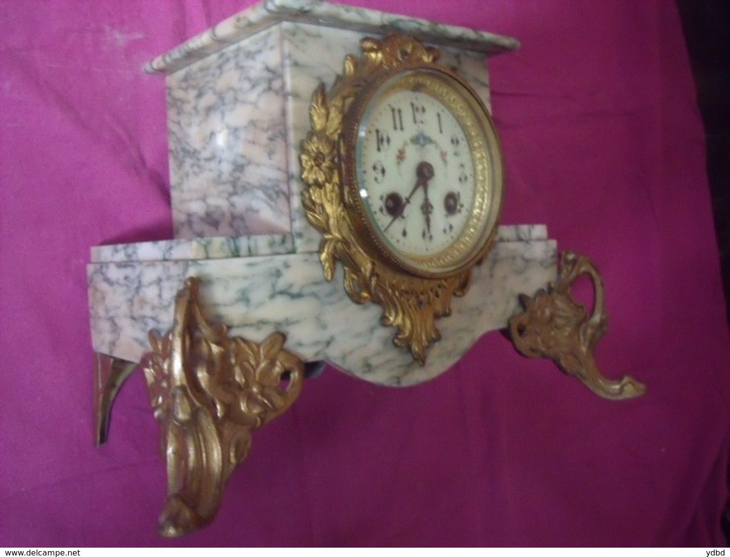 UNE ANCIENNE PENDULE EN MARBRE BLANC / VERT - Horloges