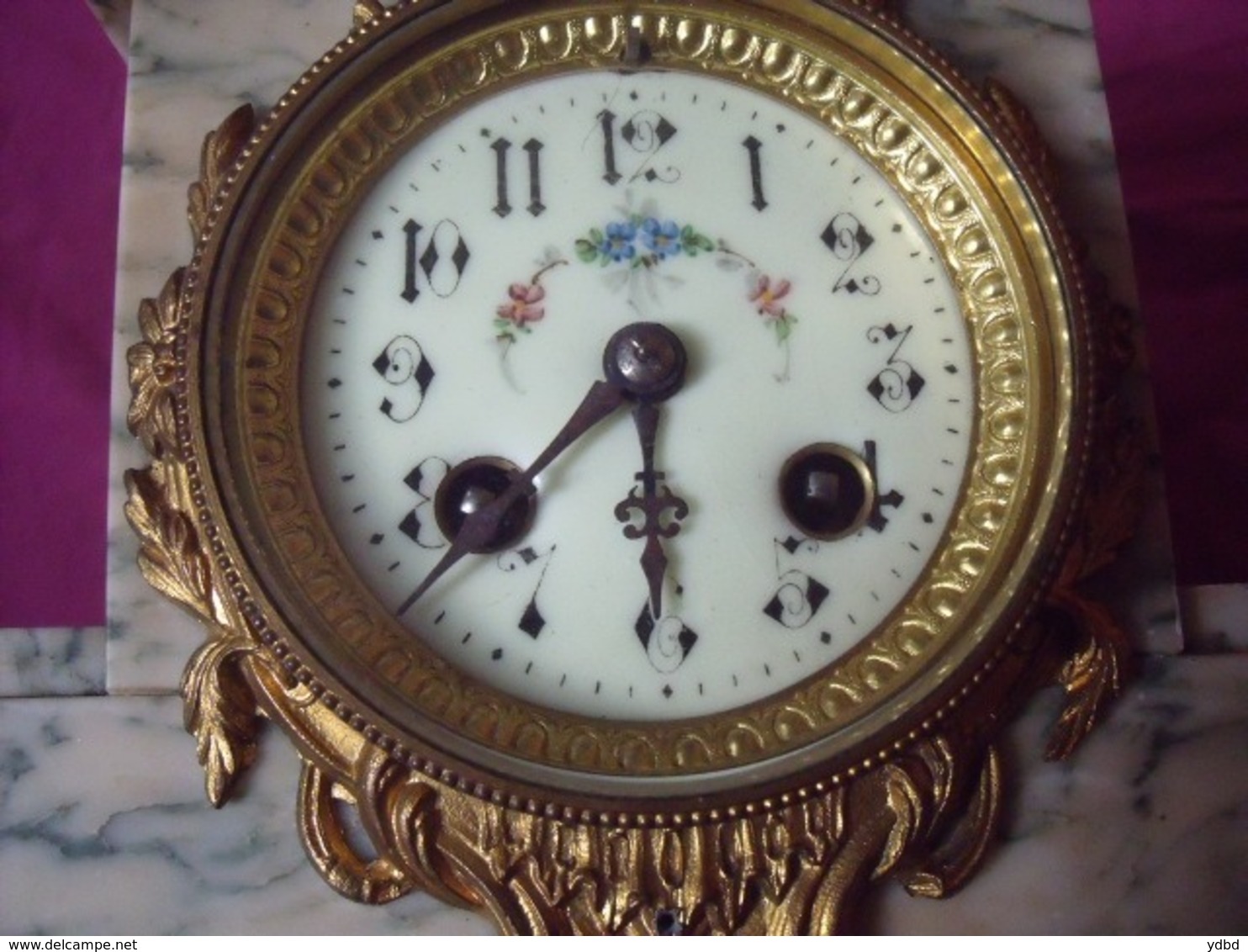 UNE ANCIENNE PENDULE EN MARBRE BLANC / VERT