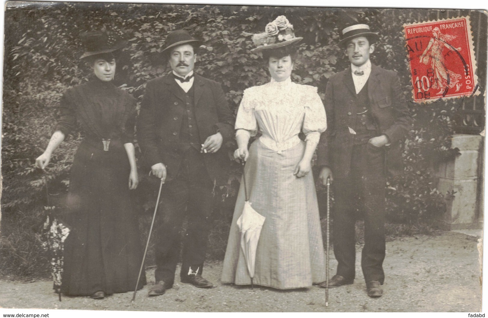 2 COUPLES EN TENUE DE SOIREE PARAPLUIES CHAPEAUX ECRIS - Genealogia