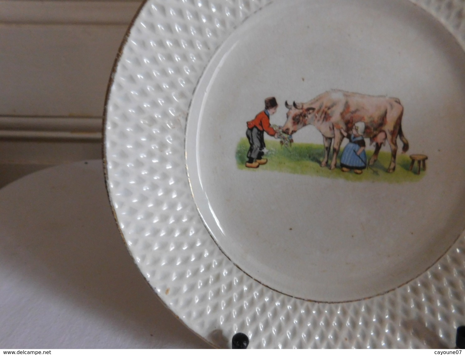 Assiette Décor Jeunes Paysans Et Vache Au Pré Faïence D'Onnaing Vers 1910 - Onnaing (FRA)