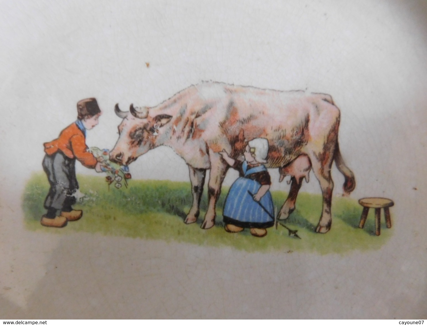 Assiette décor jeunes paysans et vache au pré faïence d'Onnaing vers 1910