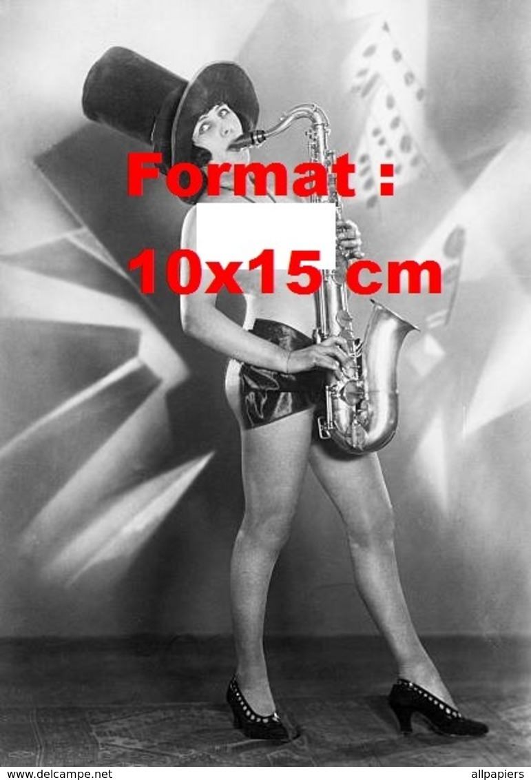 Reproduction D'une Photographie ancienne D'une Femme Nue Avec Un Haut Chapeau Jouant Du Saxophone Années 20 - Autres & Non Classés