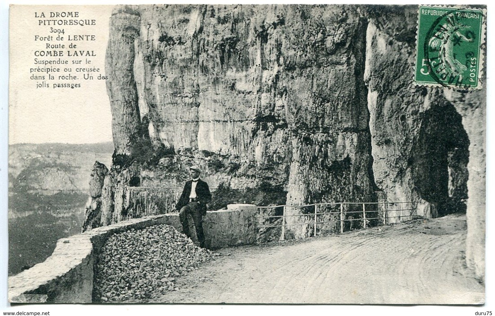 CPA * FORET De LENTE Route De Combe Laval ( Animée Homme Assis Sur Parapet ) - Otros & Sin Clasificación