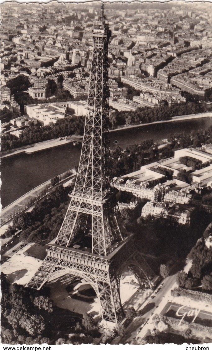 75. PARIS. VUE AÉRIENNE . LA TOUR EIFFEL . PILOTE PHOTOGRAPHE R. HENRARD. ANNÉE 1957. SÉRIE EN AVION SUR.... - Eiffelturm