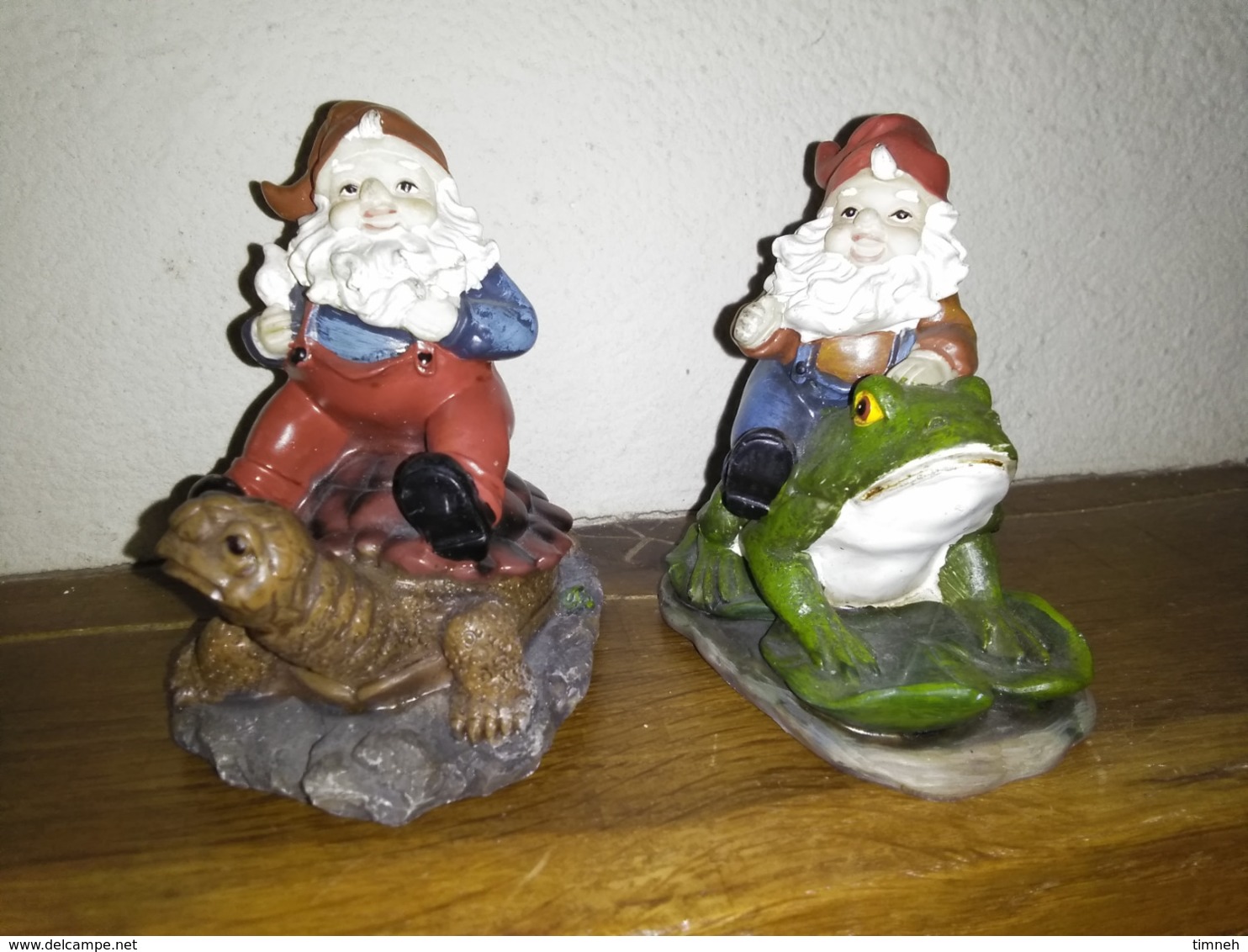 2 NAINS DE JARDIN MINIATURE - Résine - Sur GRENOUILLE Et TORTUE - 10cmx9cmx7cm - Figurines Récente - Frogs