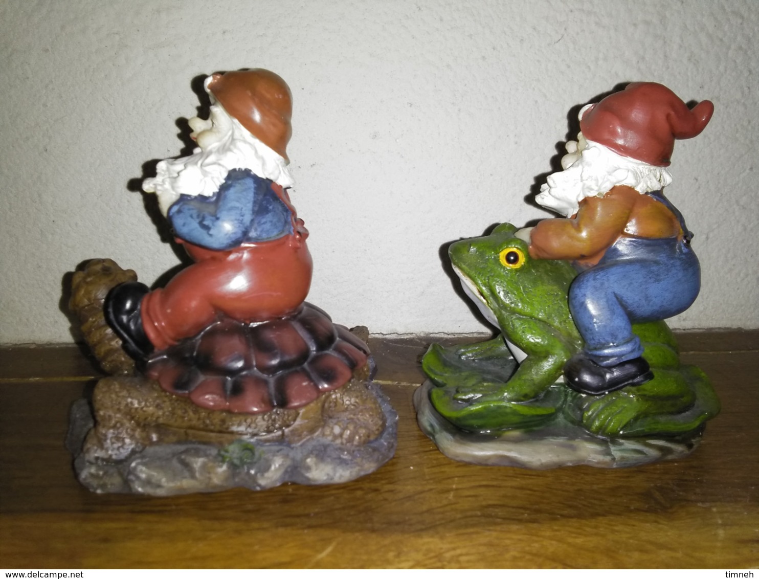 2 NAINS DE JARDIN MINIATURE - Résine - sur GRENOUILLE et TORTUE - 10cmx9cmx7cm - Figurines récente