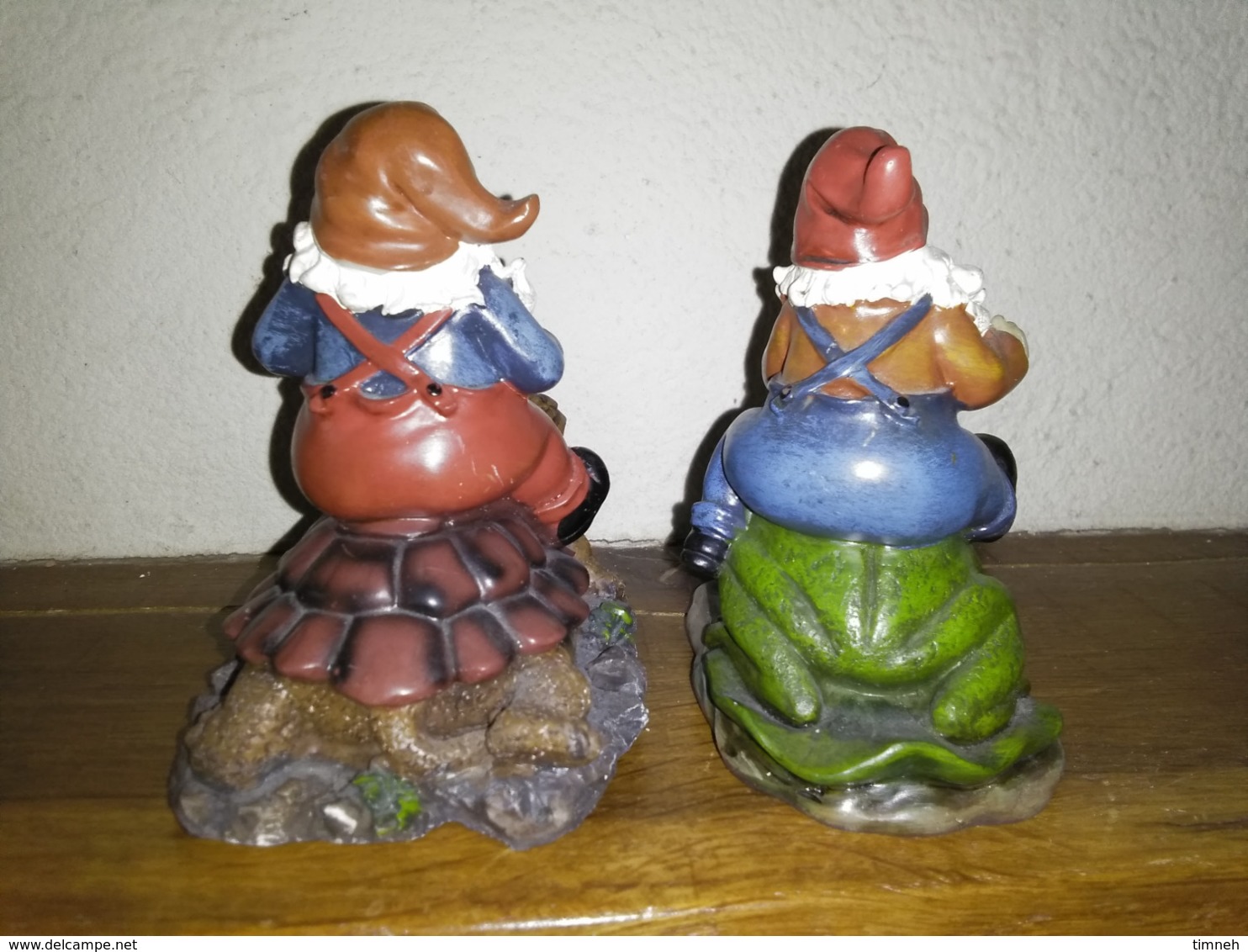 2 NAINS DE JARDIN MINIATURE - Résine - sur GRENOUILLE et TORTUE - 10cmx9cmx7cm - Figurines récente