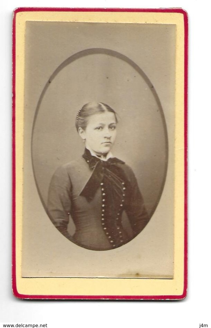 Ancienne PHOTO CDV Circa 1860 .. JEUNE FEMME De La BOURGEOISIE, MODE, TOILETTE - Old (before 1900)