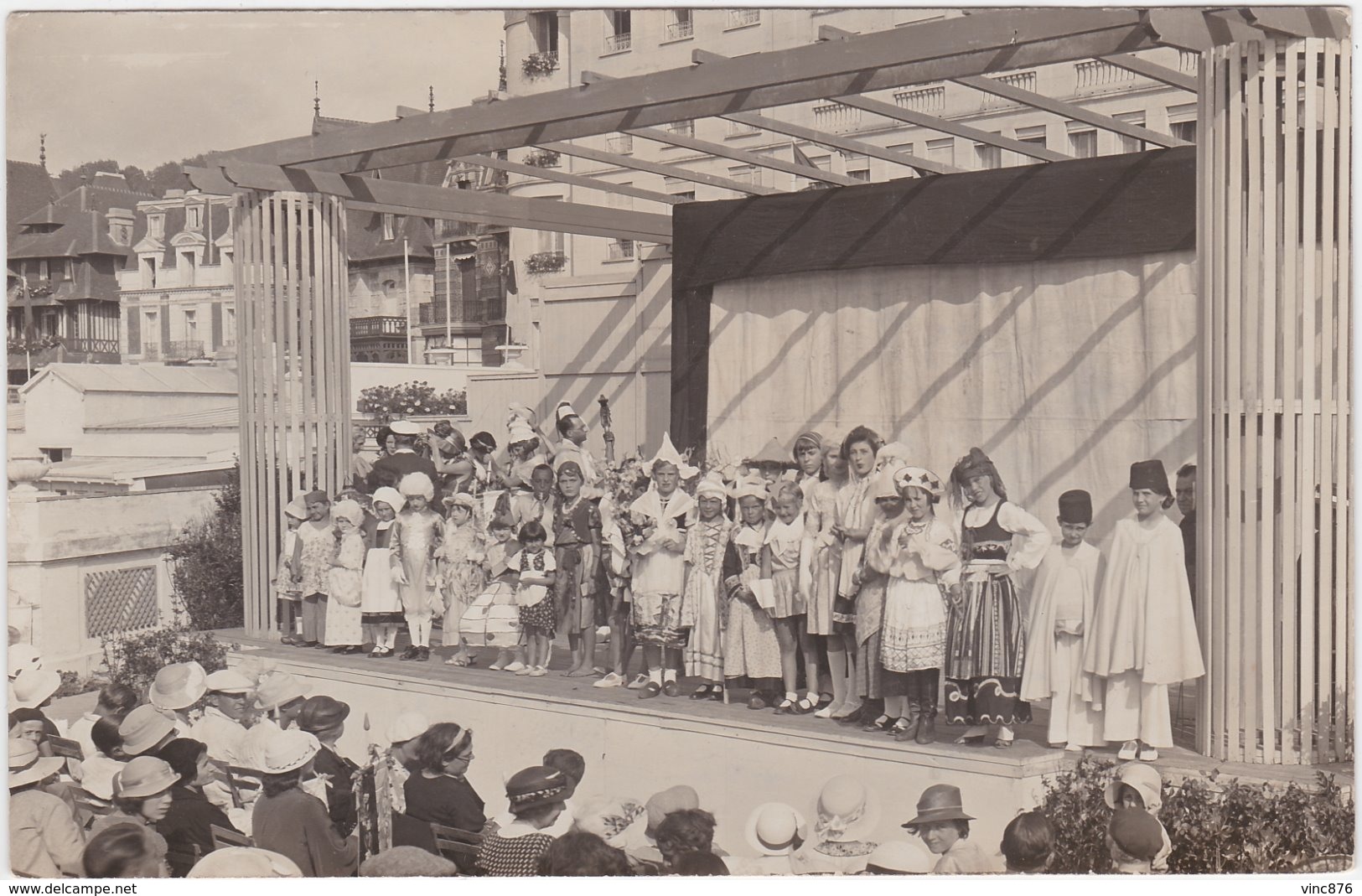 Carte Photo Trouville (14) Fête Des Enfants, Représentation En Costumes Devant Le Palace Hôtel - Trouville