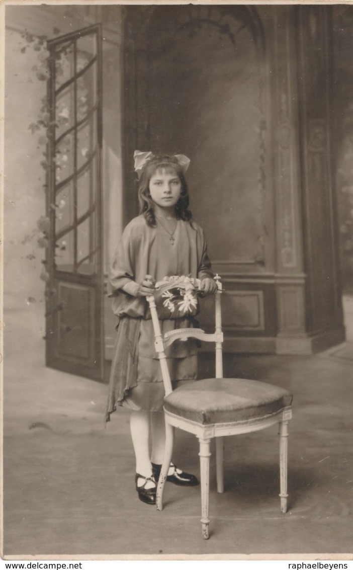 Photo-carte Portrait Jeune Fille Adolescente Chaise Noeud Cheveux Coiffure Girl - Anonyme Personen