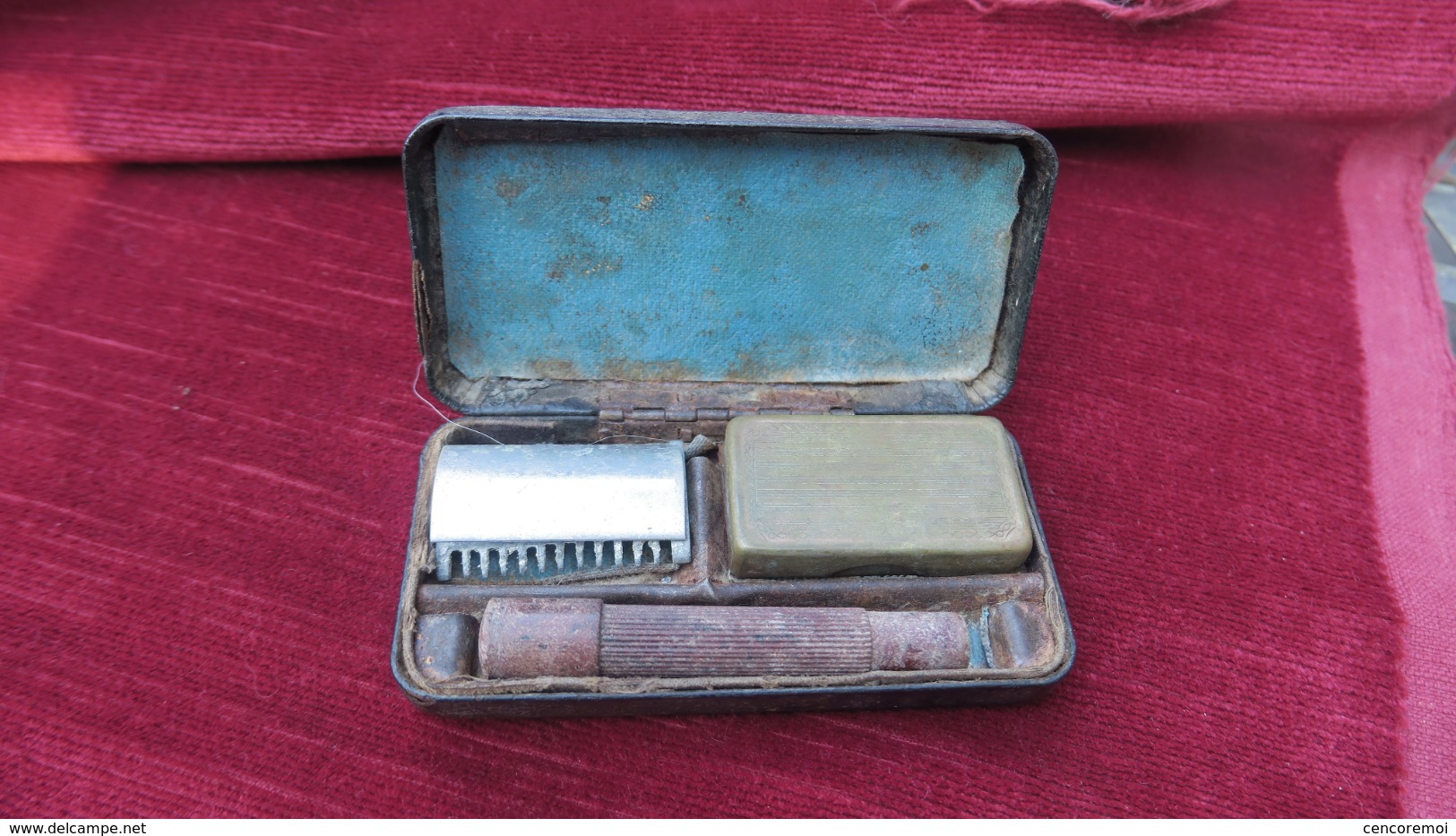 Ancien Rasoir De Collection Avec Sa Boite à Lame, Son Coffret, Ensemble Très Usagé - Razor Blades