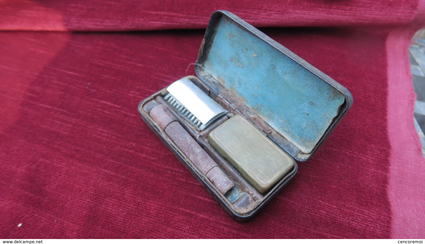 Ancien Rasoir De Collection Avec Sa Boite à Lame, Son Coffret, Ensemble Très Usagé - Razor Blades