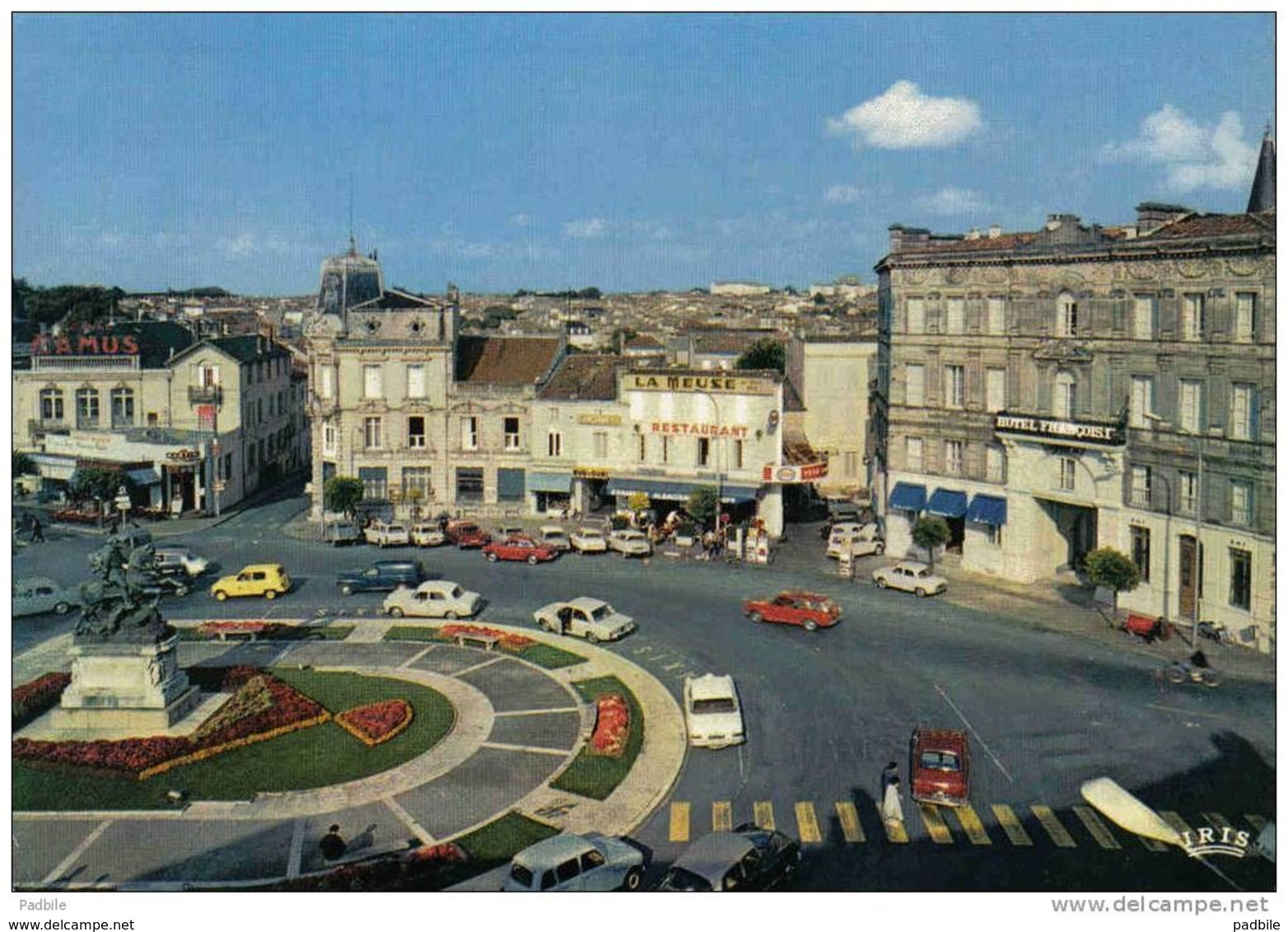 Carte Postale 16. Cognac  Place Et Statue François 1er Renault 4L Trés Beau Plan - Cognac