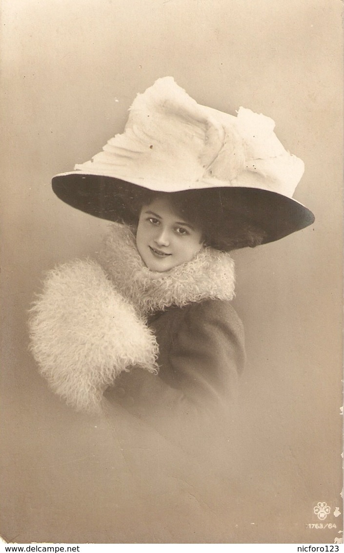 "Pretty Lady. Fantasy Hat" Nice VintagePostcard - Mujeres