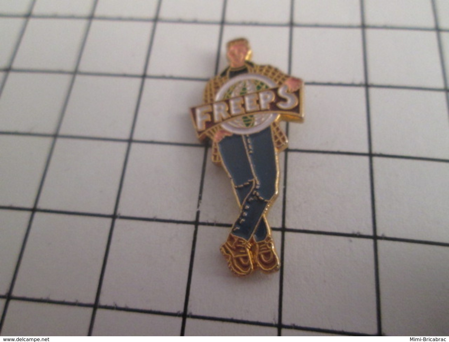 719 (pas 717)  PINS PIN'S / Beau Et Rare : Thème MARQUES / VETEMENTS FREEPS La Veste A Carreaux Finit Chez Emmaus - Merken