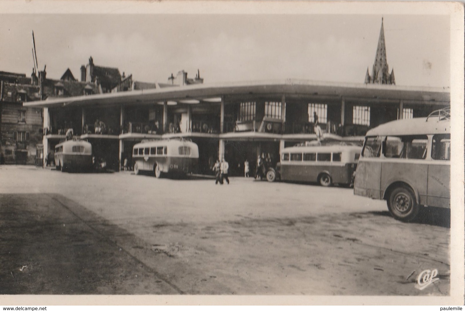 CPA CAEN GARE ROUTIERE  CAP REAL PHOTO   P 1425  TRES VIEUX BUS - Caen