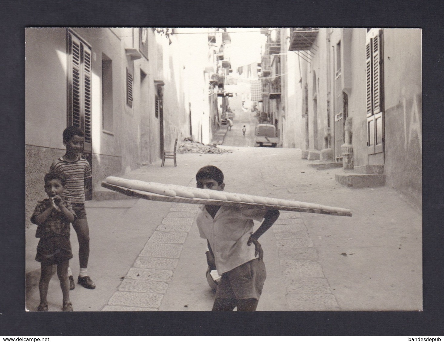 Superbe Photo Originale Italie Sicile Sicilia Fotografia Cefalù  Bambini Strada Tipica Enfants Enfant Porteur De Pain - Other & Unclassified