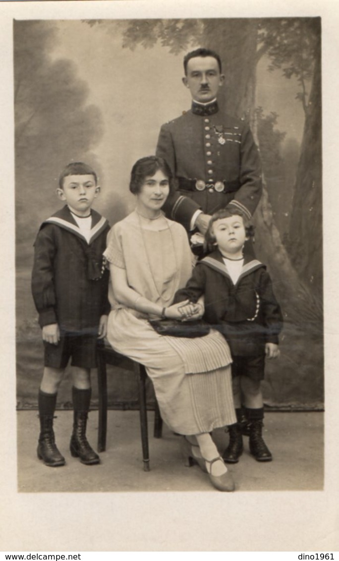 CPA 2824 - MILITARIA - Carte Photo Militaire - Soldat Avec Femme & Enfants à MARRAKECH - Characters