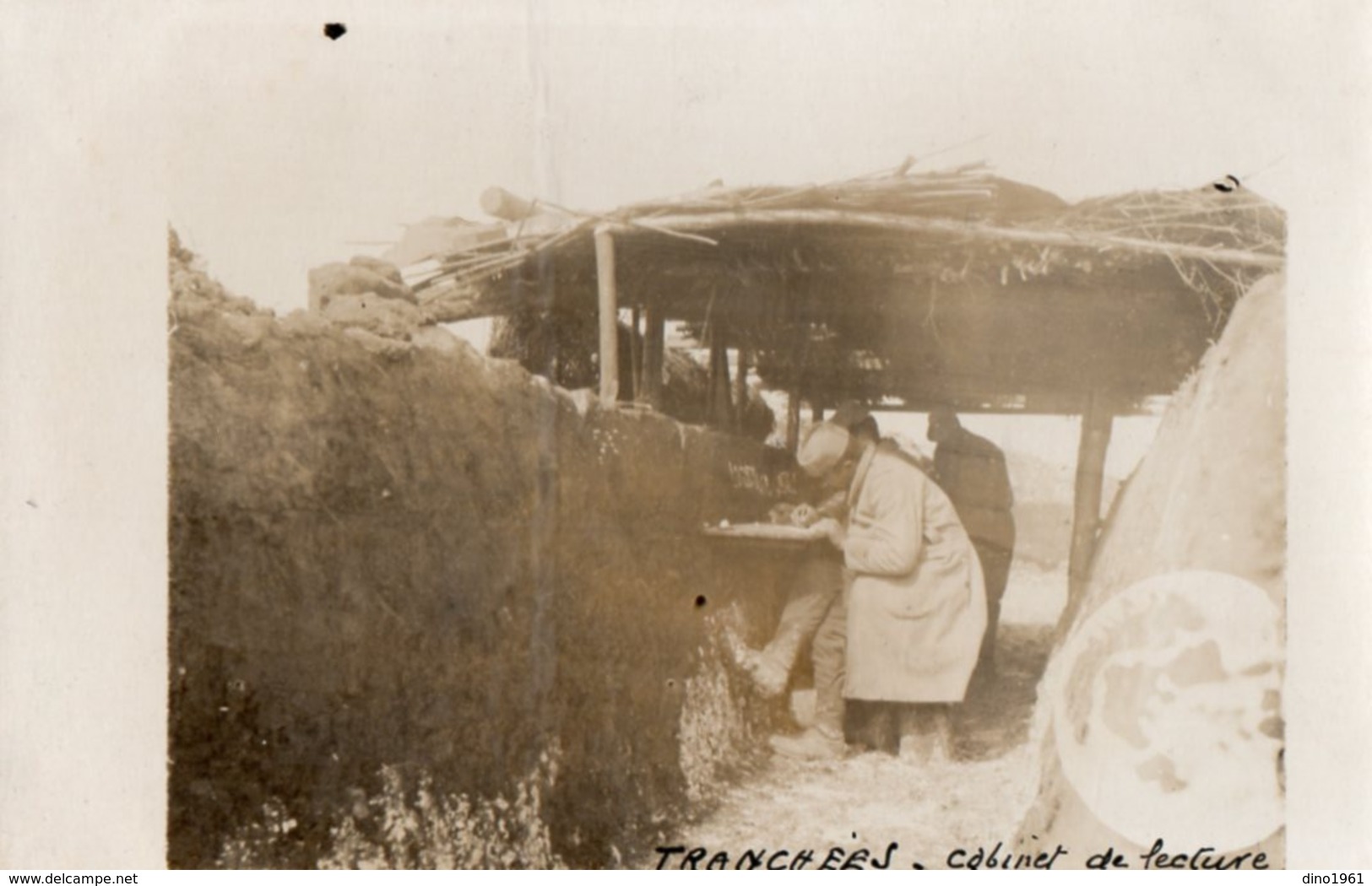 CPA 2826 - MILITARIA - Carte Photo Militaire - Du Front - Poilu Dans La Tranchée - Cabinet De Lecture - Personnages