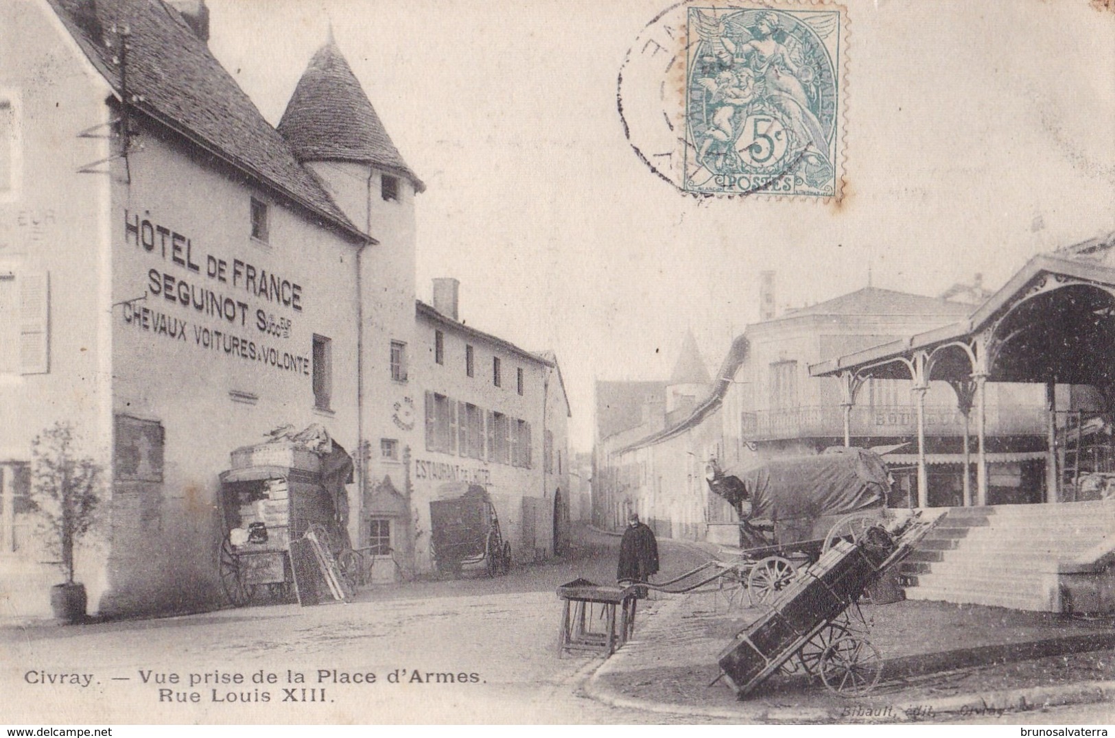 CIVRAY - Vue Prise De La Place D'Armes - Rue Louis XIII - Civray