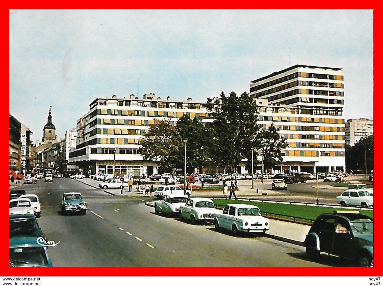 CPSM/gf (57) THIONVILLE.  Rue De Paris Et Nouvelles Galeries, 2CV, Ami6, DS, Dauphine...S1892 - Thionville