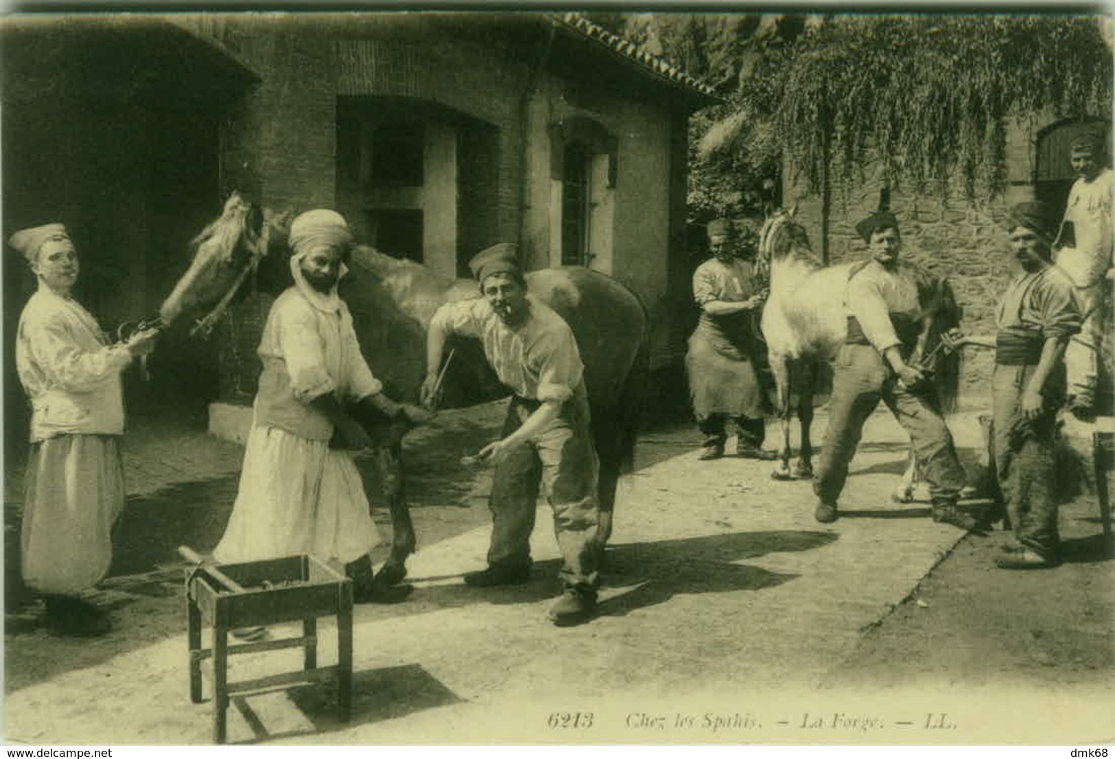 LIBYA - SCENES ET TYPES -  CHEZ DES SPAHIS - LA FORGE -  EDIT LL 1910s (5533) - Libia