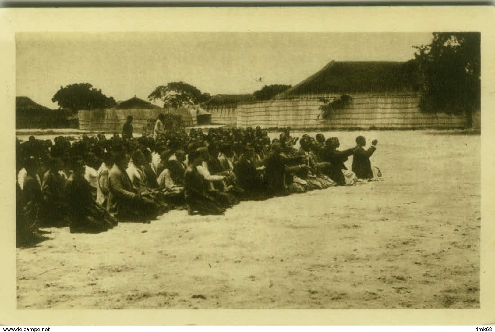 AFRICA - ZAMBIA - LEALUYI - LES CHEFS ET LE NGAMBELA SALUT LA REINE MOKWAE - 1930s (5535) - Sambia