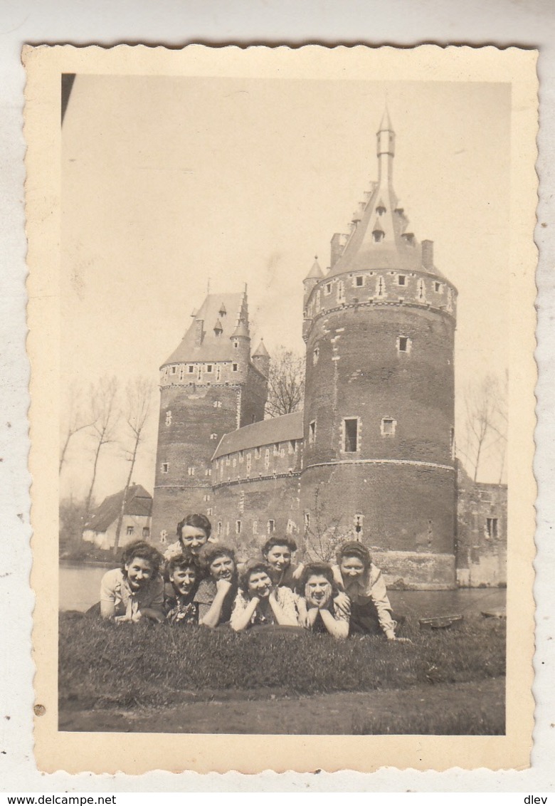 Groep Meisjes Bij Kasteel Van Beersel - Foto 6 X 8.5 Cm - Anonyme Personen