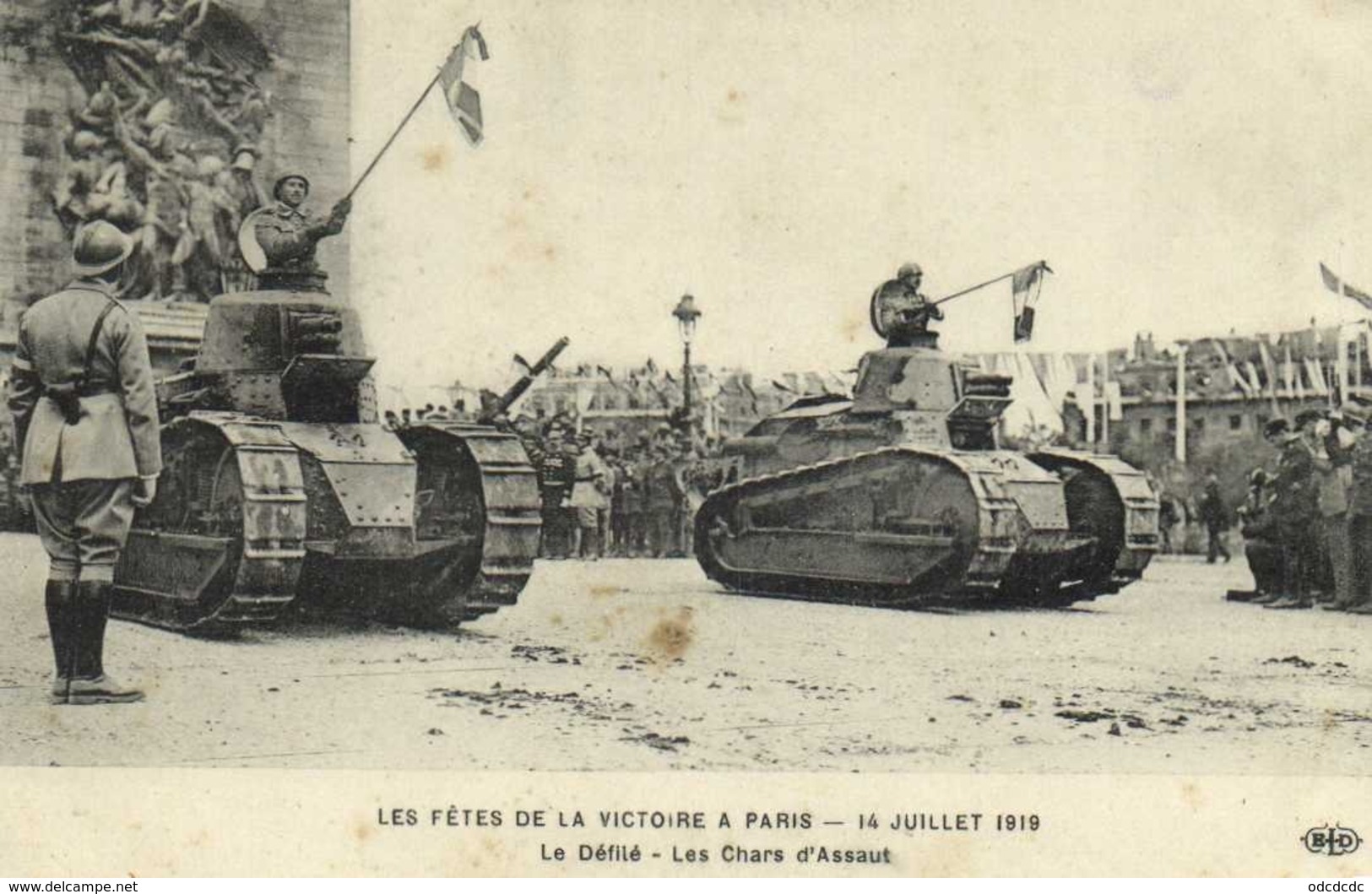 Militaria Patriotique LES FETES DE LA VICTOIRE A PARIS 14 JUILLET 1919 Le Défiké Les Chars D' Assaut RV - Patriotiques