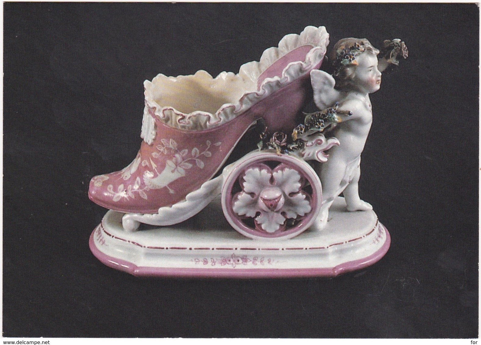 Drome : ROMANS-sur-ISERE : Musée De La Chaussure - Petit Amour Tirant Une Chaussure - Porcelaine ( Grand Format ) - Romans Sur Isere