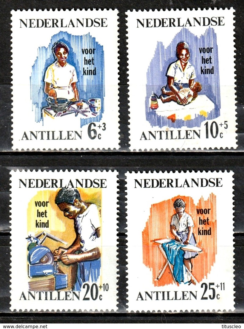 ANTILLES NEERLANDAISES 361/364**  Jeunesse Au Travail  Surtaxe Au Profit De L'enfance - Antilles