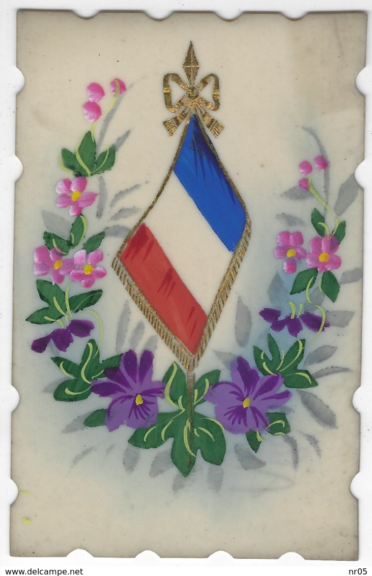 CPA MILITARIA En CELLULOID   Avec DRAPEAU PATRIOTIQUE Guerre 1914-1918 Entouré De Fleurs, Brodure Ciselée - Heimat