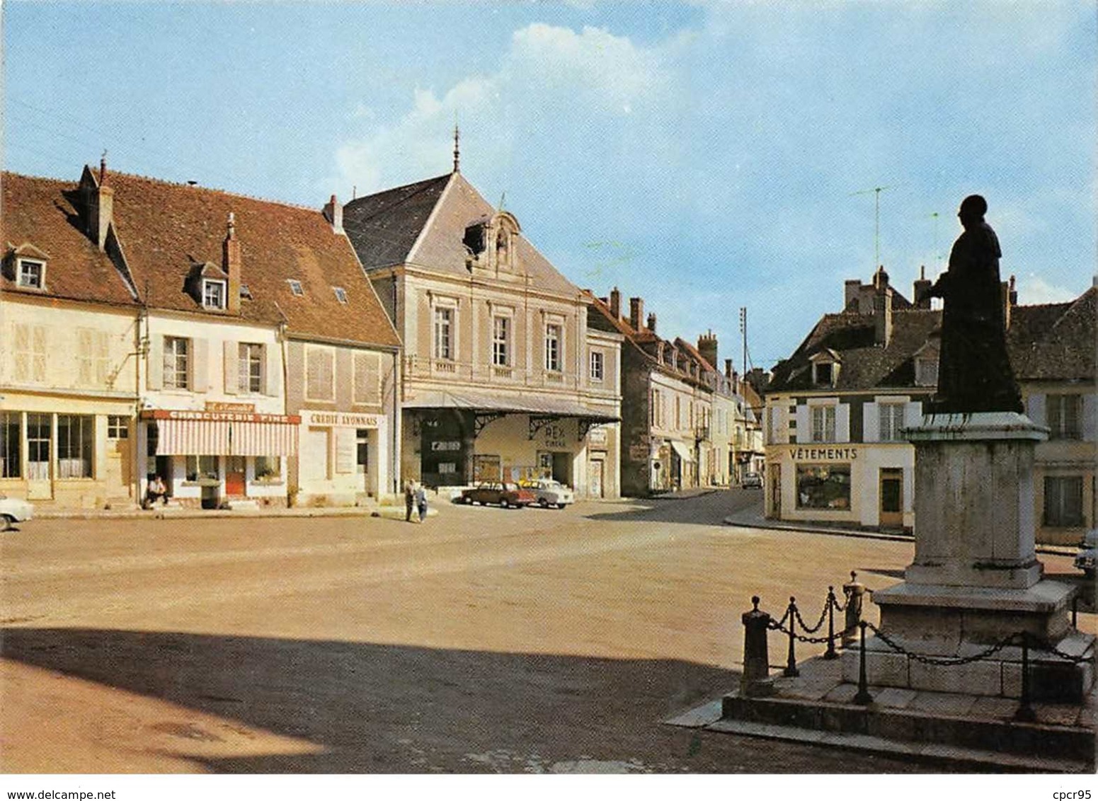 58 - N°151106 - Varzy - Cpsm 15cm X 10.5cm - La Place Du Marché - Crédit Lyonnais - Altri & Non Classificati