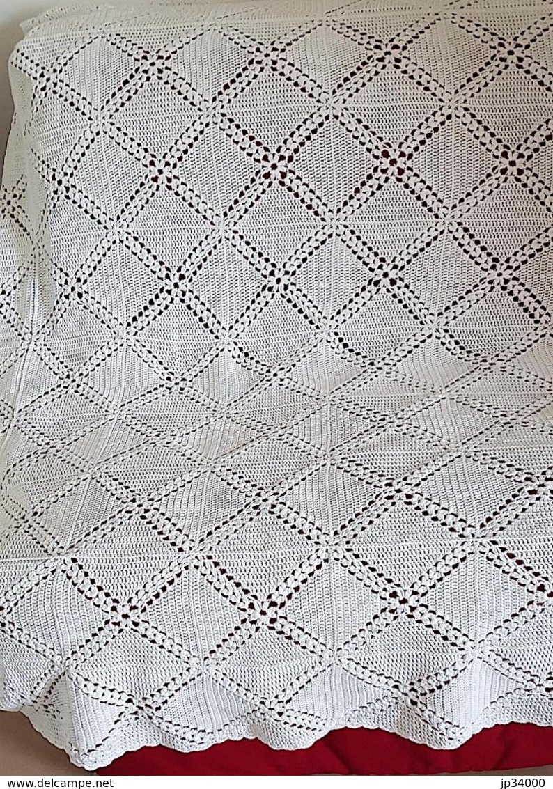 DESSUS DE LIT PATCHWORK crochet  en coton blanc entièrement fait main. FRANCE